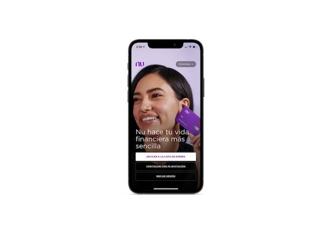 The Nubank mobile app allows users to select their location/language of choice. This one is for users in Colombia. There’s a picture of a woman smiling and holding up a purple Nubank card. The text reads ‘Nu hace tu vida financiera más sencilla’. There are various calls to action: ‘Aplicar A La Lista De Espera’, ‘Continuar Con Mi Invitación’ and ‘Iniciar Sesión'.